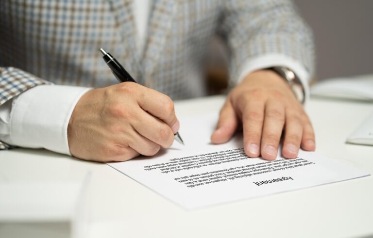 Firma de actos administrativos en contratación pública en Ecuador